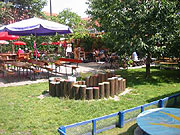 Biergarten mit Spielmöglichkeiten für die Kinder (Foto. Gasthof Bogenrieder)